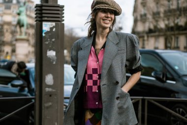 Estelle Chemouny, Paris Moda Haftası Kadın Giyim / Kış 20-21 'de MIU MIU gösterisinin dışında görüldü..