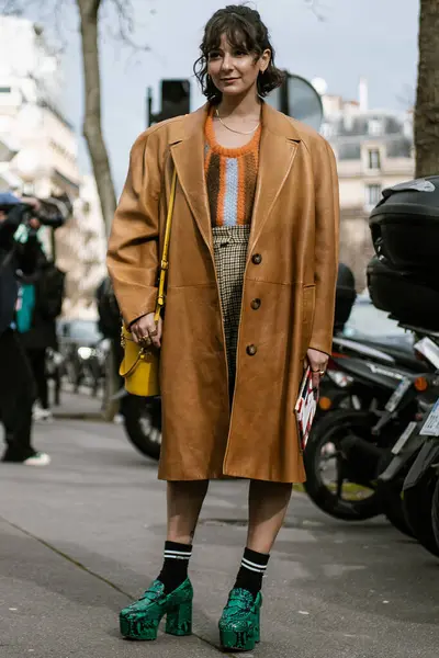 Alyssa Coscarelli, MIU MIU gösterisinin dışında Paris Moda Haftası Kadın Giyim / Kış 20-21.