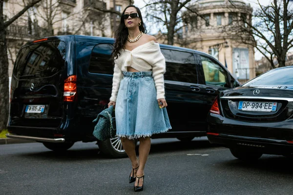 MIU MIU gösterisinin dışında görülen bir konuk, Paris Moda Haftası Kadın Giyim / Kış 20-21