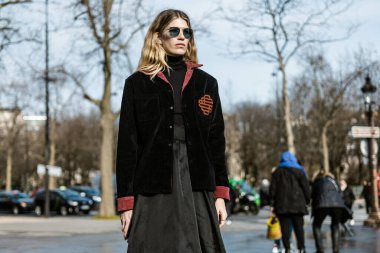 Veronika Heilbrunner, Paris Moda Haftası boyunca Chanel Show 'un dışında görüldü. Kadın giyim / Kış 20-21.