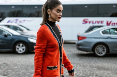 Camila Coelho, Paris Moda Haftası 'nda Chanel Show' un dışında görüldü. Kadın giyim kuşağı: 20-21.