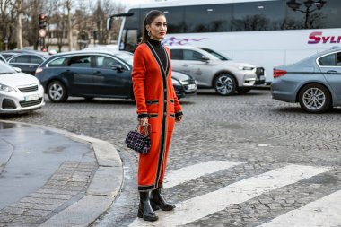 Camila Coelho, Paris Moda Haftası 'nda Chanel Show' un dışında görüldü. Kadın giyim kuşağı: 20-21.