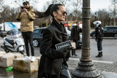 Anna Rosa Vitiello, Paris Moda Haftası Kadın Giyim / Kış 20-21 'de Chanel Show için yarışıyor..
