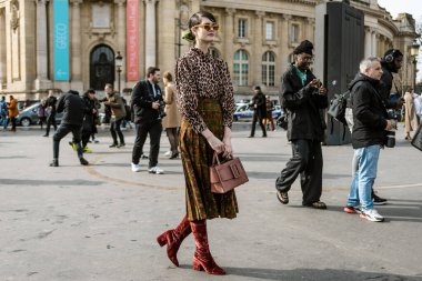 Chloe Hill, Paris Moda Haftası Kadınlar Güz / Kış 20-21 'de Chanel Show' un dışında görüldü..