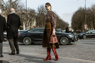 Chloe Hill, Paris Moda Haftası Kadınlar Güz / Kış 20-21 'de Chanel Show' un dışında görüldü..