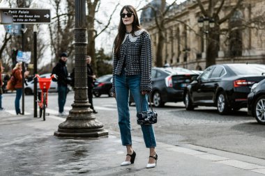 Leia Sfez, Paris Moda Haftası Kadın Giyim / Kış 20-21 'de Chanel Show' un dışında görüldü..