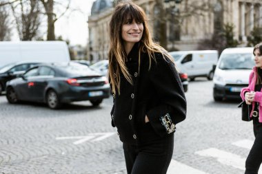 Caroline de Maigret, Chanel Show 'dan önce Paris Moda Haftası' nda kadın giyim kuşağı / Kış 20-21 'de görüldü..