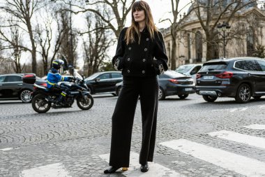 Caroline de Maigret, Chanel Show 'dan önce Paris Moda Haftası' nda kadın giyim kuşağı / Kış 20-21 'de görüldü..