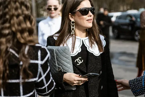 Street Style Fuori Dalla Sfilata Chanel Durante Settimana Della Moda Immagine Stock