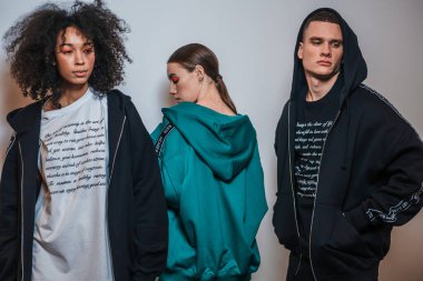 KYIV, UKRAINE - ŞUBAT 03, 2022: Sahne arkasındaki modeller Kalp Hızı Gösterisi - Ukrayna Moda Haftası Sonbahar / Kış 2022-2023