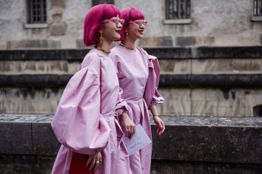 PARIS, FRANCE - Mart 03, 2019: Ami ve Aya Suzuki (Amiaya gençler) Paris Moda Haftası Kadın Giyim / Kış 2019 / 2020 'de VALENTINO gösterisinden önce görüldü