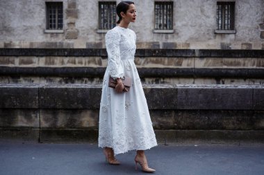 PARIS, FRANCE - Mart 03, 2019: Paris Moda Haftası Kadın Giyim / Kış 2019 / 2020 sırasında VALENTINO gösterisi sırasında beyaz boncuklu Valentino elbise giyen bir konuk