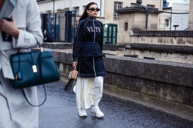 PARIS, FRANCE - Mart 03, 2019: Paris Moda Haftası boyunca VALENTINO gösterisinden önce bir misafir / Kış 2019 / 2020