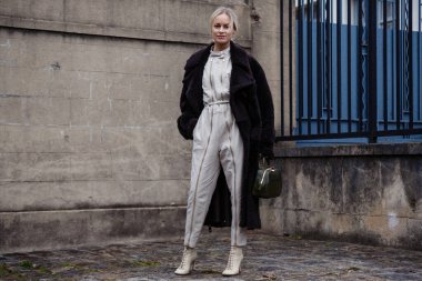PARIS, FRANCE - Mart 03, 2019: Thora Valdimars Paris Moda Haftası Kadın Giyim / Kış 2019 / 2020 'de VALENTINO gösterisinden önce görülen siyah tüylü bir palto giyiyor