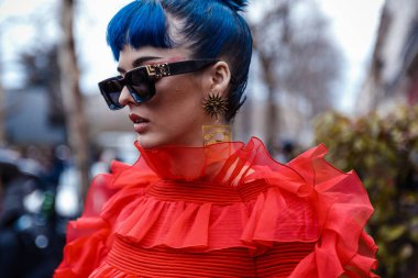 PARİS, FRANCE - Mart 03, 2019: VALENTINO Şov 'un dışında Sita Abellan Paris Moda Haftası Kadın Giyim / Kış 2019 / 2020