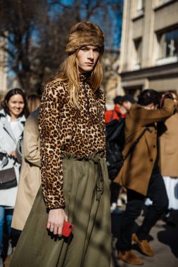 PARİS, FRANCE - 26 Şubat 2019: Paris Moda Haftası Kadın Giyim / Kış 2019 / 2020 sırasında Dior Show 'un dışında görülen bir konuk.