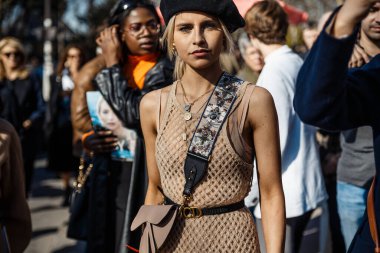PARIS, FRANCE - 26 Şubat 2019: Caroline Daur, Paris Moda Haftası Kadın Giyim / Kış 2019 / 2020 'de Dior Show' un dışında görüldü.