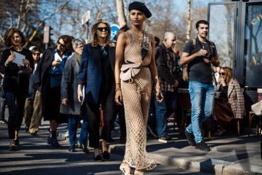 PARIS, FRANCE - 26 Şubat 2019: Caroline Daur, Paris Moda Haftası Kadın Giyim / Kış 2019 / 2020 'de Dior Show' un dışında görüldü.