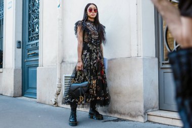 PARİS, FRANCE - 26 Şubat 2019: Paris Moda Haftası Kadın Giyim / Kış 2019 / 2020 sırasında Dior Show 'un dışında görülen bir konuk.