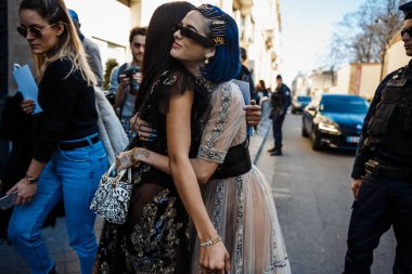 PARİS, FRANCE - 26 Şubat 2019: Sita Abellan, Paris Moda Haftası Kadın Giyim / Kış 2019 / 2020 'de DIOR gösterisinden önce görüldü.