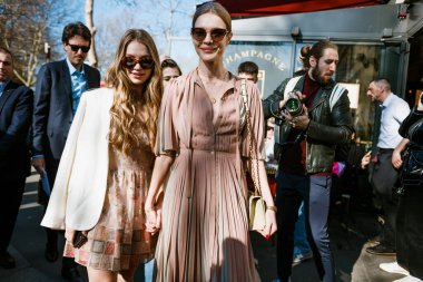 PARIS, FRANCE - 26 Şubat 2019: Süper model Natalia Vodianova ve Kristina Kusakina, Paris Moda Haftası Kadınlar Güz / Kış 2019 / 2020 'de DIOR gösterisinden önce görüldü