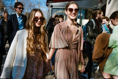 PARIS, FRANCE - 26 Şubat 2019: Süper model Natalia Vodianova ve Kristina Kusakina, Paris Moda Haftası Kadınlar Güz / Kış 2019 / 2020 'de DIOR gösterisinden önce görüldü