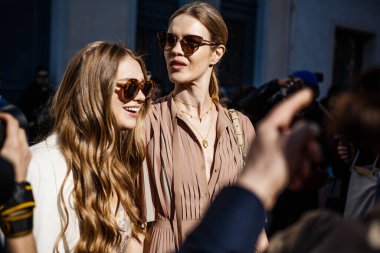 PARIS, FRANCE - 26 Şubat 2019: Süper model Natalia Vodianova ve Kristina Kusakina, Paris Moda Haftası Kadınlar Güz / Kış 2019 / 2020 'de DIOR gösterisinden önce görüldü