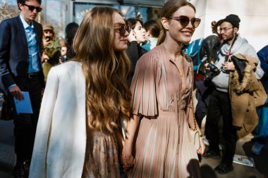 PARIS, FRANCE - 26 Şubat 2019: Süper model Natalia Vodianova ve Kristina Kusakina, Paris Moda Haftası Kadınlar Güz / Kış 2019 / 2020 'de DIOR gösterisinden önce görüldü