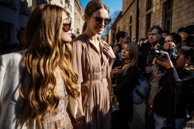 PARIS, FRANCE - 26 Şubat 2019: Süper model Natalia Vodianova ve Kristina Kusakina, Paris Moda Haftası Kadınlar Güz / Kış 2019 / 2020 'de DIOR gösterisinden önce görüldü