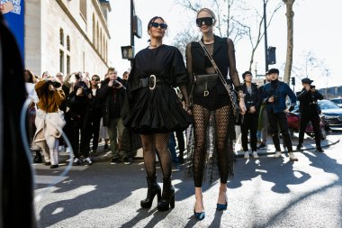 PARİS, FRANCE - 26 Şubat 2019: Dijital etkiye sahip Leonie Hanne, Paris Moda Haftası Kadın giyim Kışı Kış 2019-2020 döneminde Dior 'un tamamını Dior Show' un dışında giyer..