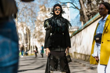 PARİS, FRANCE - 26 Şubat 2019: Paris Moda Haftası Kadın Giyim / Kış 2019 / 2020 sırasında Dior Show 'un dışında görülen bir konuk.