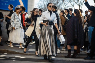 PARİS, FRANCE - 26 Şubat 2019: Yoyo Cao, Paris Moda Haftası Kadın Giyim / Kış 2019 / 2020 'de Dior Show' un dışında görüldü.