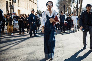 PARİS, FRANCE - 26 Şubat 2019: Paris Moda Haftası Kadın Giyim / Kış 2019 / 2020 sırasında Dior Show 'un dışında görülen bir konuk.