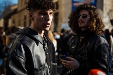 PARİS, FRANCE - 26 Şubat 2019: Paris Moda Haftası Kadın Giyim / Kış 2019 / 2020 sırasında Dior Show 'un dışında görülen bir konuk.