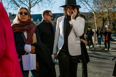 PARİS, FRANCE - 26 Şubat 2019: Paris Moda Haftası Kadın Giyim / Kış 2019 / 2020 sırasında Dior Show 'un dışında görülen bir konuk.