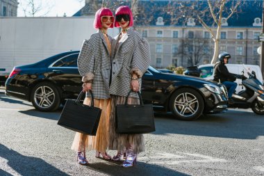 PARIS, FRANCE - 26 Şubat 2019: Ami ve Aya Suzuki (Amiaya gençler) Paris Moda Haftası Kadın Giyim / Kış 2019 / 20 sırasında DIOR Show 'un dışında görüldü