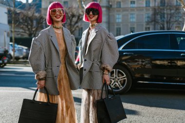 PARIS, FRANCE - 26 Şubat 2019: Ami ve Aya Suzuki (Amiaya gençler) Paris Moda Haftası Kadın Giyim / Kış 2019 / 20 sırasında DIOR Show 'un dışında görüldü