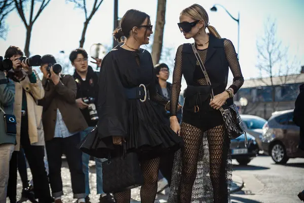 PARİS, FRANCE - 26 Şubat 2019: Dijital etkiye sahip Leonie Hanne, Paris Moda Haftası Kadın giyim Kışı Kış 2019-2020 döneminde Dior 'un tamamını Dior Show' un dışında giyer..