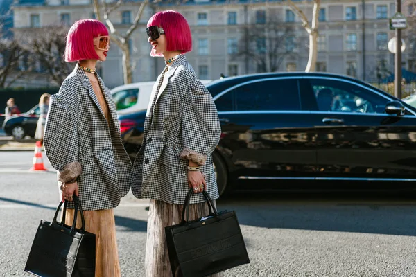 PARIS, FRANCE - 26 Şubat 2019: Ami ve Aya Suzuki (Amiaya gençler) Paris Moda Haftası Kadın Giyim / Kış 2019 / 20 sırasında DIOR Show 'un dışında görüldü