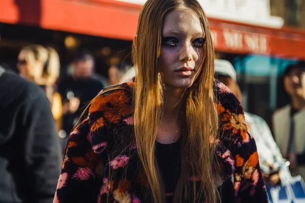 PARIS, FRANCE - 26 Şubat 2019: Modellik Sara Grace Wallerstedt, Paris Moda Haftası Kadın Giyim Haftası Sonbaharı / Kış 2019 / 2020.