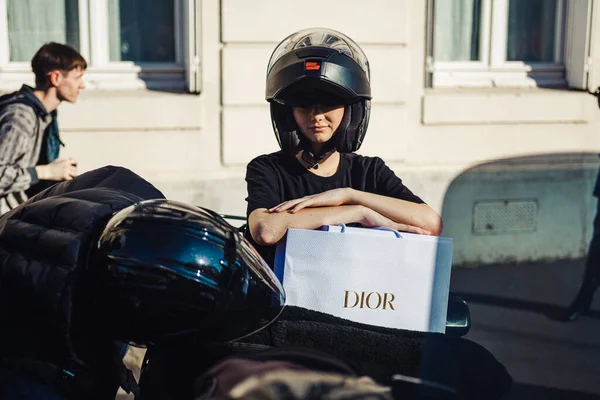 PARIS, FRANCE - 26 Şubat 2019: Paris Moda Haftası Kadın Giyim Haftası / Kış 2019 / 2020 'de Dior Show' dan sonra görülen bir model.