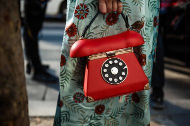 PARİS, FRANCE - 26 Şubat 2019: Paris Moda Haftası Kadın Giyim / Kış 2019 / 2020 sırasında, DIOR Show 'un dışındaki moda detayları.