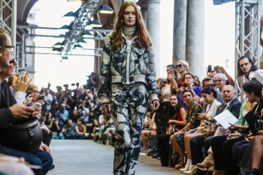 MİLAN, İTALYA 23 EYLÜL 2018: 19 Milan Moda Haftası SS '19' unda Cristiano Burani 'nin defilesinde bir model podyumda yürüyor.