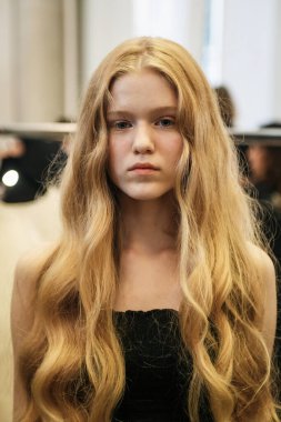 MİLAN, İTALYA 23 Eylül 2018: 19 Milano Moda Haftası 'nda Cristiano Burani' nin sahne arkasında moda şovu yapmaya hazır bir model