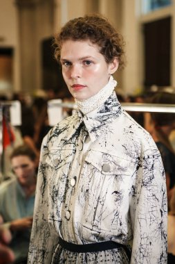 MİLAN, İTALYA 23 Eylül 2018: 19 Milano Moda Haftası 'nda Cristiano Burani' nin sahne arkasında moda şovu yapmaya hazır bir model