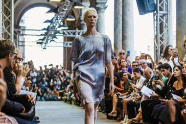 MİLAN, İTALYA 23 EYLÜL 2018: 19 Milan Moda Haftası SS '19' unda Cristiano Burani 'nin defilesinde bir model podyumda yürüyor.