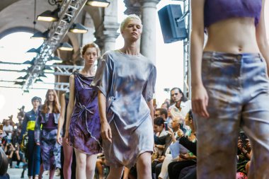 MİLAN, İtalya - 23 Eylül 2018 Milan Moda Haftası SS '19' daki Cristiano Burani Moda Gösterisi 'nin finali