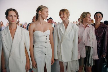 KYIV, UKRAINE - EYLÜL 02, 2024: Sahne arkası SIDLETSKIY Şovu - Ukrayna Moda Haftası Yaz 2025