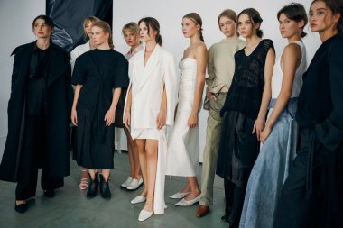 KYIV, UKRAINE - EYLÜL 02, 2024: Sahne arkası SIDLETSKIY Şovu - Ukrayna Moda Haftası Yaz 2025