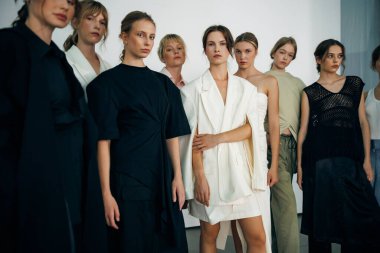 KYIV, UKRAINE - EYLÜL 02, 2024: Sahne arkası SIDLETSKIY Şovu - Ukrayna Moda Haftası Yaz 2025